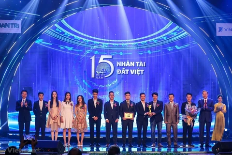 Các tác giả xuất sắc giành giải Nhân tài Đất Việt năm 2019. (Ảnh: Minh Sơn/Vietnam+)