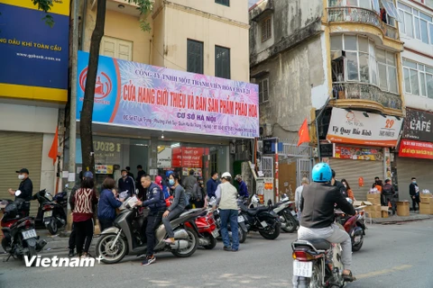 Sáng 30 Tết (11/2) nhiều người dân Thủ đô đã tập trung trước cửa hàng số 67 Lạc Trung, quận Hai Bà Trưng, Hà Nội để mua pháo hoa không nổ. (Ảnh: PV/Vietnam+)