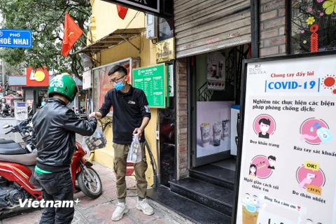 Ngày 17/2 là ngày đi làm đầu tiên sau kỳ nghỉ Tết nguyên đán và cũng là ngày thứ hai Hà Nội thực hiện việc đóng cửa các quán cà phê, hàng ăn vỉa hè để phòng dịch COVID-19. (Ảnh: Minh Sơn/Vietnam+)