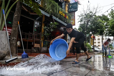 Sáng 2/3, sau quyết định nới lỏng điều kiện kinh doanh của Uỷ ban Nhân dân thành phố Hà Nội, nhiều nhà hàng, quán cà phê bắt đầu mở cửa trở lại. (Ảnh: Minh Sơn/Vietnam+)