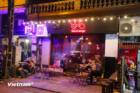 Tối 23/3, ngay sau khi Uỷ ban Nhân dân thành phố Hà Nội thông báo cho phép các quán bar, karaoke, vũ trường hoạt động trở lại, những tuyến 'phố Tây' nổi tiếng ở Thủ đô đã nhộn nhịp trở lại. (Ảnh: Minh Sơn/Vietnam+)