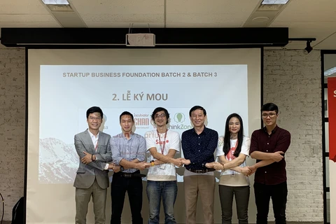 Các doanh nghiệp công nghệ thông tin, tổ chức ươm tạo và các nhà đầu tư bắt tay để hỗ trợ cho các startup Việt. (Ảnh: PV/Vietnam+)