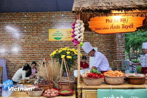 Ngay sau lễ khai mạc tối 16/4, Lễ hội Du lịch và Văn hóa ẩm thực Hà Nội năm 2021 đã thu hút rất đông người dân Thủ đô tham dự vào dịp cuối tuần. (Ảnh: Minh Sơn/Vietnam+)