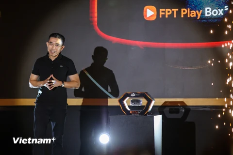 Ông Hoàng Việt Anh - Tổng Giám đốc FPT Telecom giới thiệu FPT Play Box S.(Ảnh: Minh Sơn/Vietnam+)