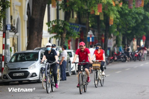Trong ngày đầu dịp nghỉ lễ 30/4-1/5 năm nay, đường phố Thủ đô bỗng trở nên vắng vẻ lạ thường. (Ảnh: Minh Sơn/Vietnam+)
