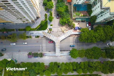 Trong thời gian tới, người dân tại khu vực quận Thanh Xuân (Hà Nội) sẽ được sử dụng cây cầu vượt bộ hành chữ Y đẹp nhất từ trước tới nay. (Ảnh: Minh Sơn/Vietnam+)