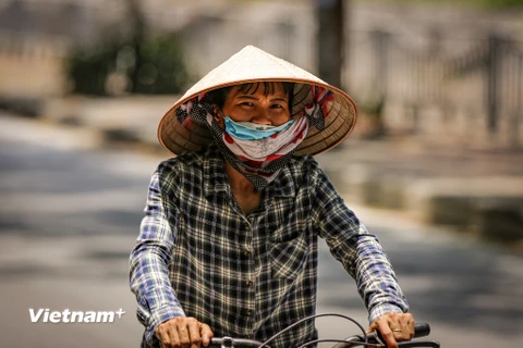 Đợt nắng nóng gay gắt đầu tháng 6 đã làm xáo trộn đời sống, sinh hoạt của người dân Hà Nội. (Ảnh: PV/Vietnam+)