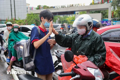 Sáng 12/6, sĩ tử thi vào cấp 3 trên khắp Hà Nội sẽ bắt đầu buổi thi đầu tiên. (Ảnh: Minh Sơn/Vietnam+)