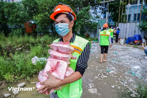 Chiều 26/7, Thành đoàn Hà Nội và Câu lạc bộ Xe bán tải địa hình Việt Nam đã tổ chức phân phát hàng trăm suất ăn miễn phí đến những người dân gặp khó khăn vì dịch COVID-19 trên địa bàn Thủ đô. (Ảnh: PV/Vietnam+)