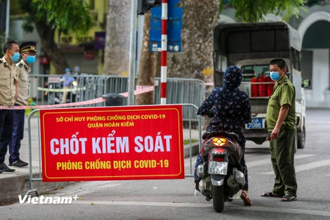 Sau khi Chỉ thị 17 của Hà Nội được ban hành, lực lượng chức năng đã lập nhiều chốt kiểm soát phòng chống dịch COVID-19 tại các con đường, khu dân cư, cổng làng trên địa bàn thành phố nhằm kiểm tra những người ra ngoài không cần thiết. (Ảnh: Minh Sơn/Vietn