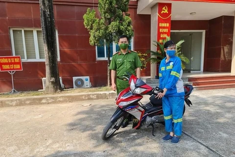 Chiếc xe máy mới từ cán bộ chiến sỹ Công an Quận Nam Từ Liêm trao cho chị Trâm. (Ảnh: CTV)