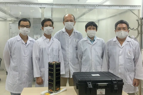 Vệ tinh NanoDragon chuẩn bị được chuyển sang Nhật Bản để bàn giao. (Ảnh: VNSC)