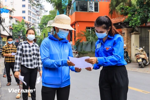 Sáng 13/8, Đoàn thanh niên phường Quảng An (Tây Hồ, Hà Nội) cùng các lực lượng chức năng triển khai xét nghiệm COVID-19 trên khắp địa bàn. (Ảnh: Minh Sơn/Vietnam+)