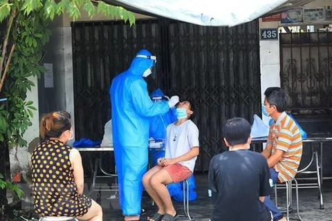 Lấy mẫu xét nghiệm COVID-19 cho người dân tại khu vực có nguy cơ cao trên địa bàn xã Thanh Liệt, huyện Thanh Trì. (Ảnh: Tuấn Anh/TTXVN)