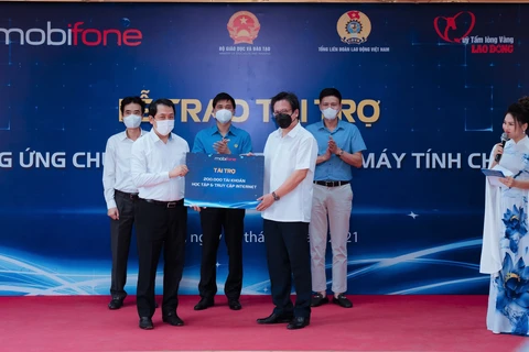Đại diện MobiFone trao tặng 200 ngàn tài khoản cho Phó Chủ tịch công đoàn Giáo dục Việt Nam. (Ảnh: MobiFone)