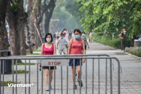 Rất đông người dân đã có mặt ở khu vực hồ Hoàn Kiếm ngay sau khi thành phố Hà Nội cho phép có thể hoạt động thể dục, thể thao ngoài trời. (Ảnh: Minh Sơn/Vietnam+)
