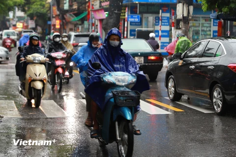 Theo Trung tâm Dự báo Khí tượng Thủy văn Quốc gia, nhiệt độ lúc 7 giờ là 21 độ C và có mưa nhỏ. (Ảnh: PV/Vietnam+)