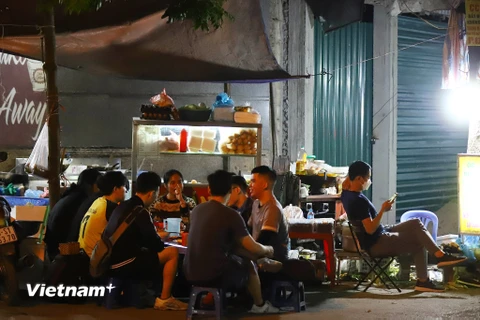 Từ 1/11, Hà Nội đã có văn bản quy định nhà hàng và cơ sở kinh doanh phục vụ ăn uống đóng cửa trước 21 giờ. Tuy nhiên, sau 1 tháng triển khai, rất nhiều hàng quán đã không thực hiện đúng quy định này. (Ảnh: Hoài Nam/Vietnam+)