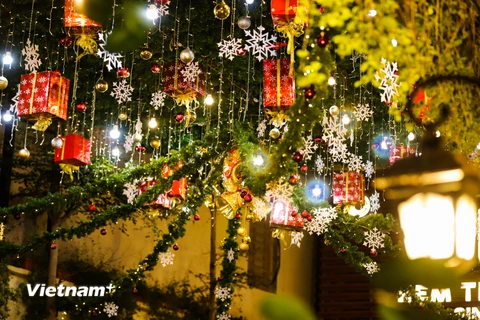 Ngày lễ Giáng sinh từ lâu đã trở thành một ngày hội tưng bừng của cả thế giới nói chung và của Việt Nam nói riêng. (Ảnh: Hoài Nam/Vietnam+)