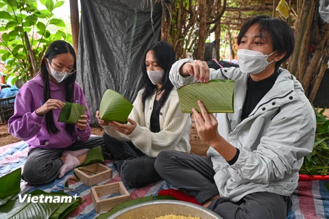 Cuối tuần qua, một chương trình đầy ý nghĩa với mục đích đem Tết tới sớm tới các hộ gia đình khó khăn ở xóm Phao (Hà Nội) đã được các thành viên câu lạc bộ L' âme cùng các thầy cô ở Vietnam Young Art triển khai. (Ảnh: Minh Sơn/Vietnam+)