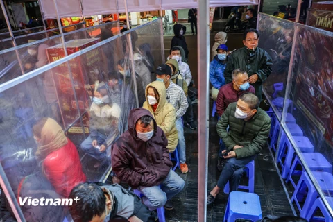 So với mọi năm, lượng khách xếp hàng mua vàng ngày Vía Thần Tài (10/2 Tức mùng 10/1 Âm lịch) không đông. (Ảnh: Minh Sơn/Vietnam+)