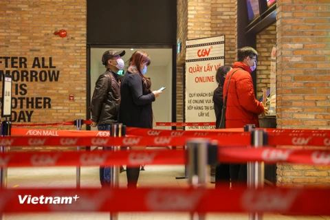 Sau hơn 9 tháng tạm ngưng hoạt động do ảnh hưởng của dịch COVID-19, các rạp chiếu phim tại Hà Nội đã chính thức mở cửa đón khách trở lại vào sáng 10/2. (Ảnh: Minh Sơn/Vietnam+)