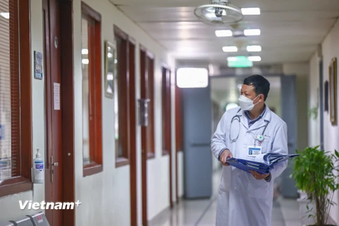 Tiến sỹ, bác sỹ Vũ Đức Bình - Phó Bí thư Đảng ủy Viện, Trưởng khoa Bệnh máu tổng hợp là một trong những 'người cầm cờ' từng đi vào tâm dịch Thành phố Hồ Chí Minh trong năm 2021. (Ảnh: Minh Sơn/Vietnam+)