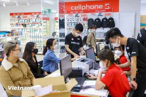 Sáng 4/3, Samsung Galaxy S22 series chính thức mở bán tại Việt Nam. Ghi nhận tại hàng loạt hệ thống bán lẻ như CellPhoneS, Di Động Việt hay FPT ngày đầu tiên, rất đông khách hàng đến nhận máy và trải nghiệm từ sớm. (Ảnh: Minh Sơn/Vietnam+)