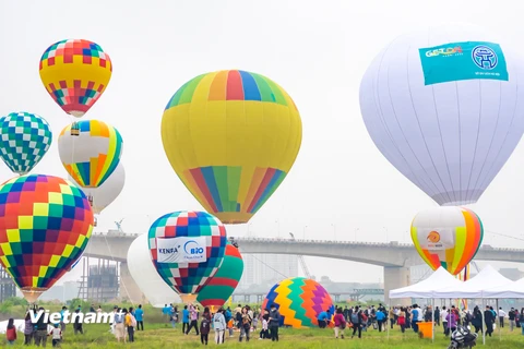 Sáng 25/3 tại khu vườn nhãn quận Long Biên, dàn khinh khí cầu khổng lồ đầy màu sắc đã 'cất cánh' chào đón sự kiện du lịch của Hà Nội. (Ảnh: Minh Sơn/Vietnam+) 