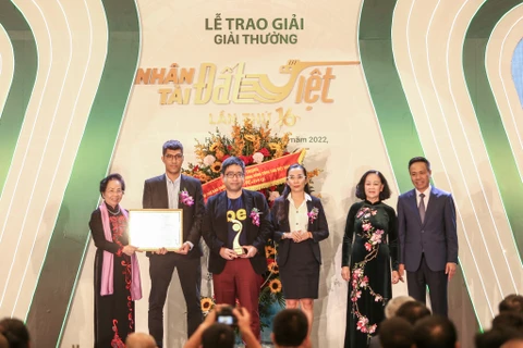 Nhóm tác giả Công ty Cổ phần Be Group với sản phẩm ứng dụng gọi xe Be đã giành giải Nhất giải thương Nhân tài Đất Việt. (Ảnh: PV/Vietnam+)