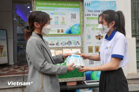 Nhằm khuyến khích các hành động bảo vệ môi trường, chung tay giảm rác thải và lan tỏa lối sống xanh, Tập đoàn TH tổ chức chương trình thu gom, tái chế vỏ hộp sữa tại 20 cửa hàng TH true mart Hà Nội và Thành phố Hồ Chí Minh trong thời gian từ 23/4-5/6/2022