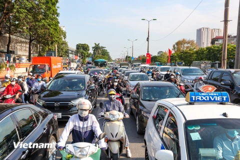Trong ngày cuối cùng của kỳ nghỉ lễ, nhiều người dân chọn cách trở lại Hà Nội sớm để tránh tắc đường. (Ảnh: PV/Vietnam+)