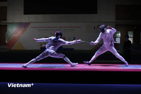 Nguyễn Tiến Nhật (bên phải) đã xuất sắc giành chiến thắng trận chung kết kiếm ba cạnh nam SEA Games 31. (Ảnh: Minh Sơn/Vietnam+)