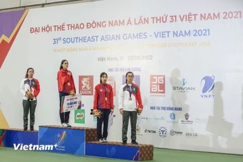 Bùi Thị Thu Hà nhận huy chương vàng môn đấu kiếm tại SEA Games. (Ảnh: Minh Sơn/Vietnam+)