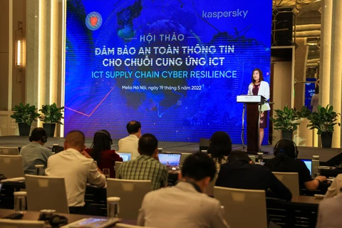 Bà Genie Gan - Giám đốc phụ trách Quan hệ Chính phủ khu vực châu Á-Thái Bình Dương, công ty Kaspersky phát biểu tại Hội thảo. (Ảnh: Minh Sơn/Vietnam+)