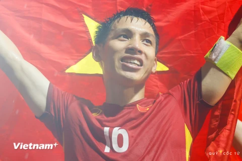 Đội trưởng Đỗ Hùng Dũng trong thời khắc Việt Nam chiến thắng Thái Lan giành huy chương vàng bóng đá nam. (Ảnh: Vietnam+)
