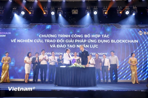 Lãnh đạo Hiệp hội Blockchain Việt Nam ký kết với Binance để phát triển công nghệ blockchain tại Việt Nam. (Ảnh: Minh Sơn/Vietnam+)