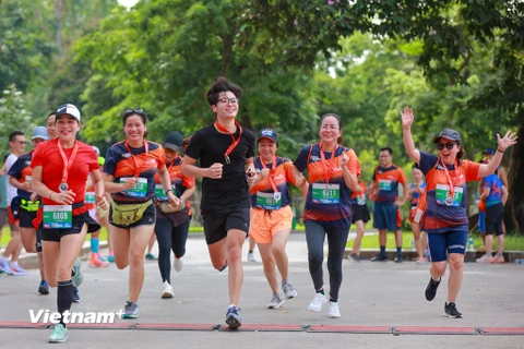 Giải chạy không chỉ dành riêng cho các vận động viên chuyên nghiệp mà còn là sân chơi cho các phóng viên, nhà báo mới bắt đầu tập chạy. (Ảnh: Minh Sơn/Vietnam+)