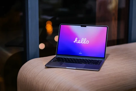 Ngay khi MacBook Air M2 được mở bán chính thức thì các đơn vị phân phối Apple chính hãng tại Việt Nam đã nhanh chóng sở hữu mẫu laptop này để khách hàng có thể trải nghiệm. (Ảnh: PV/Vietnam+)