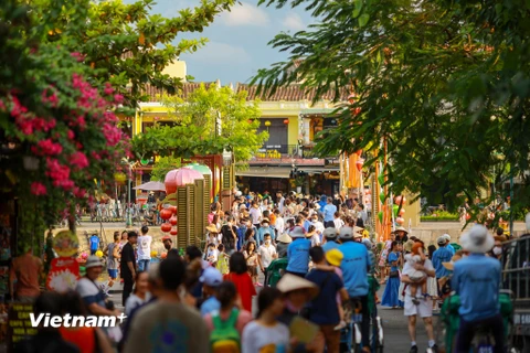 Sau gần 2 năm đóng cửa vì dịch COVID-19, du khách từ khắp nơi lại đổ về phố cổ Hội An (Quảng Nam). (Ảnh: Minh Sơn/Vietnam+)