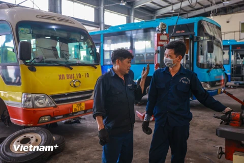 Ít ai biết được rằng, những chiếc xe buýt Hà Nội cũng mỗi ngày đều được bảo dưỡng, sửa chữa nhằm đưa phương tiện vận hành trên tuyến đảm bảo an toàn, chất lượng nhất. (Ảnh: Minh Sơn/Vietnam+)