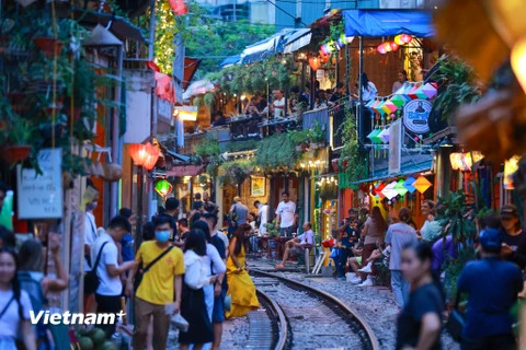 Vài năm gần đây, có một điểm đến khá thú vị được nhiều du khách 'mách nhau' tìm đến khi du lịch thủ đô Hà Nội đó là nơi có một tuyến đường sắt len lỏi qua khu phố cổ và được gọi bằng cái tên giản dị 'phố đường tàu.' (Ảnh: Minh Sơn/Vietnam+)