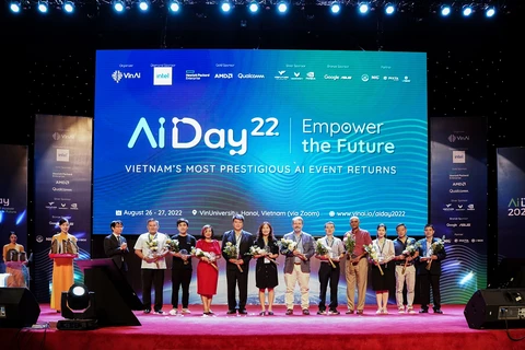 Giáo sư, Tiến sỹ Bùi Hải Hưng-Tổng giám đốc VinAI tặng hoa các diễn giả và đối tác đồng hành AI Day 2022. (Ảnh: PV/Vietnam+)
