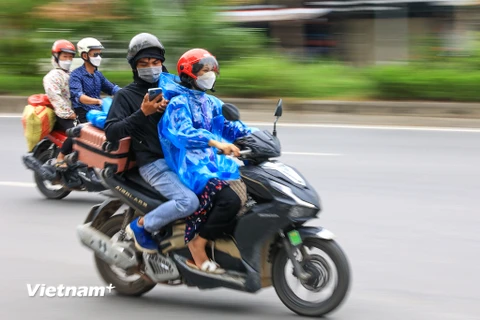 Chiều 4/9, ngày cuối của kỳ nghỉ Lễ Quốc khánh, mật độ người và phương tiện từ các địa phương trở lại Hà Nội tại các tuyến đường cửa ngõ tăng nhanh. (Ảnh: PV/Vietnam+)