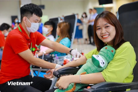 Sáng 7/9, tại Thái Nguyên, Samsung Việt Nam đã tổ chức Lễ phát động chương trình Hiến máu tình nguyện 'Chung dòng máu Việt 2022' nhằm chung tay khắc phục tình trạng khan hiếm máu trong cấp cứu và điều trị. (Ảnh: Minh Sơn/Vietnam+)