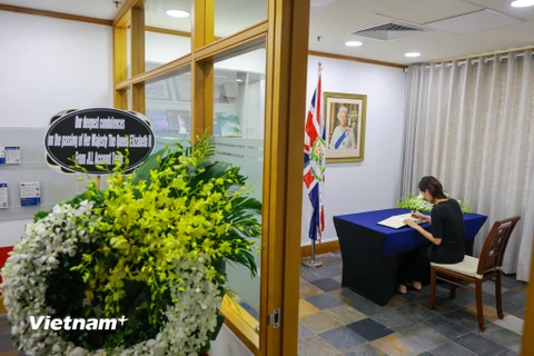 Để bày tỏ sự thương tiếc trước sự ra đi của Nữ hoàng Elizabeth II, Đại sứ quán Anh tại Hà Nội và Tổng lãnh sự quán Anh tại Thành phố Hồ Chí Minh đã thông báo mở sổ tang viếng để mọi người dân có thể đến gửi thông điệp chia buồn. (Ảnh: Minh Sơn/Vietnam+)