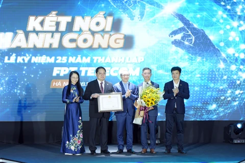Lãnh đạo Bộ Thông tin và Truyền thông trao tặng Bằng khen cho FPT Telecom vì những đóng góp vào sự phát triển của ngành Thông tin và Truyền thông Việt Nam. (Nguồn: CTV/Vietnam+)
