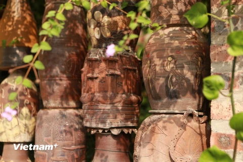 Gốm Hương Canh (Vĩnh Phúc) từ lâu đã được biết đến là loại gốm chống nước thẩm thấu, ngăn được ánh sáng, giữ được bền hương vị của những thứ đựng bên trong. (Ảnh: PV/Vietnam+)