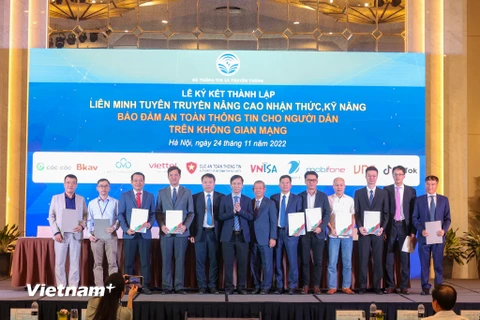8 doanh nghiệp công nghệ thông hàng đầu đã cùng ký kết thành lập Liên minh. (Ảnh: Minh Sơn/Vietnam+)