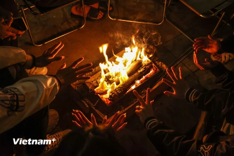 [Photo] Người dân Thủ đô đốt lửa sưởi ấm trong đêm Đông rét buốt